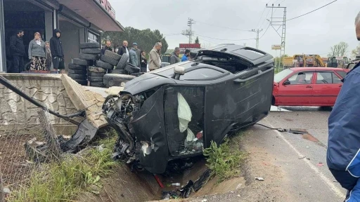 Ara&ccedil;lar &ccedil;arpıştı: Savrulan hafif ticari ara&ccedil; evin duvarını yıktı, 1 yaralı
