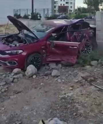 Araçlar hurdaya döndü, 2 kişi yaralandı
