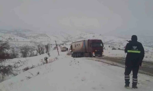 Ara&ccedil;lar karlı yolda mahsur kaldı
