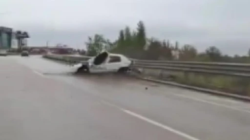Ara&ccedil;ları yavaşlatmak isterken feci kazayı saniye saniye g&ouml;r&uuml;nt&uuml;ledi
