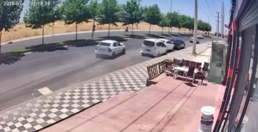 Ara&ccedil;ların sırayla &ccedil;arpıştığı kaza kamerada
