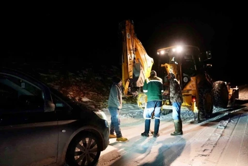 Ara&ccedil;larıyla karlı ve buzlu yolda mahsur kalanları ekipler kurtardı
