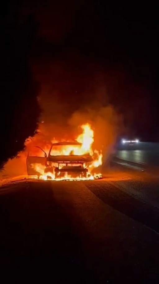 Araçta çıkan yangın ormana sıçradı
