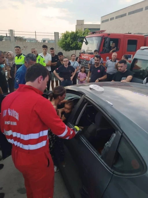 Ara&ccedil;ta kilitli kalan &ccedil;ocuk camın kırılmasıyla kurtarıldı
