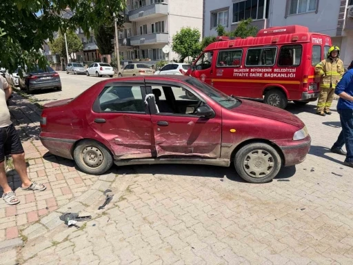 Ara&ccedil;ta sıkışan 3 yaralıyı itfaiye kurtardı
