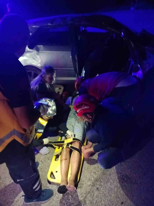 Araçta sıkışan sürücü yaralı olarak çıkarıldı
