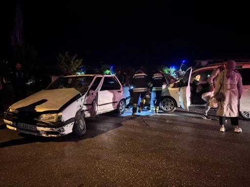 Ara&ccedil;ta sıkışan yaralıyı itfaiye kurtardı
