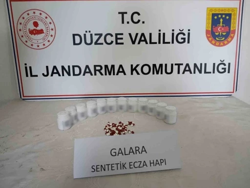 Ara&ccedil;tan atılan poşetten uyuşturucu &ccedil;ıktı
