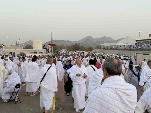 Arafat&rsquo;ta T&uuml;rklerin olduğu b&ouml;lgeden Cebel&rsquo;i Rahme&rsquo;ye ge&ccedil;işler kapatıldı
