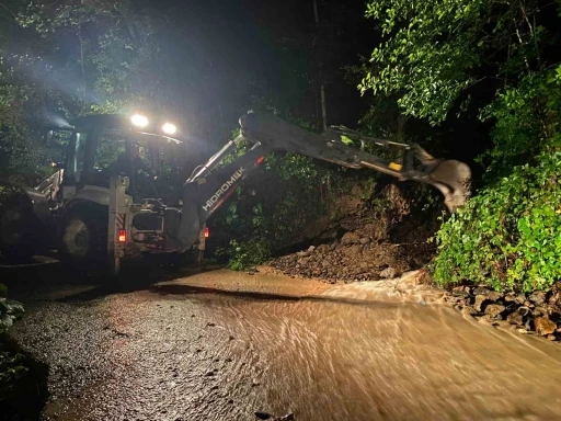 Araklı il&ccedil;esinde şiddetli yağış sonrası kapanan yollar a&ccedil;ılıyor
