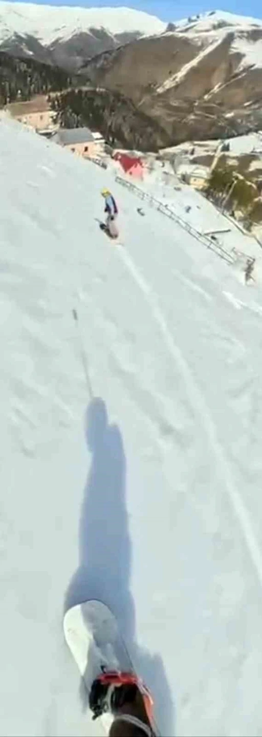 Araklı&rsquo;nın karlı tepelerinde mahalle arasında snowboard keyfi
