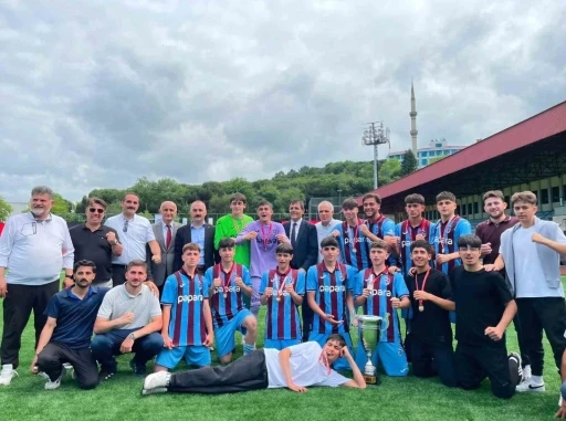 Araklı Saffet &Ccedil;ebi Lisesi&rsquo;nin şampiyonluk sevinci
