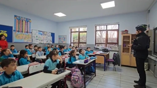 Arama kurtarma k&ouml;peği Tipo, &ouml;ğrencilerin g&ouml;zdesi oldu
