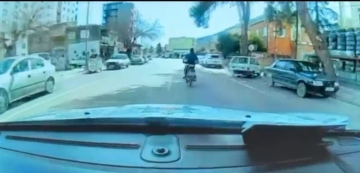 Aranan firari motosiklet s&uuml;rerken polise yakalandı
