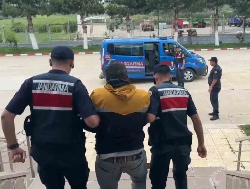 Aranan şahıs, çaldığı traktörle tarlada yakalandı
