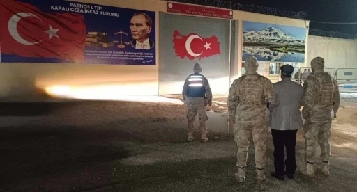 Aranan şahıslar Jandarmadan ka&ccedil;amadı
