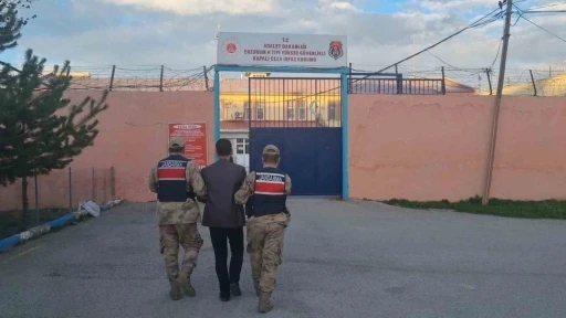 Aranan şahıslar Jandarmadan ka&ccedil;amadı
