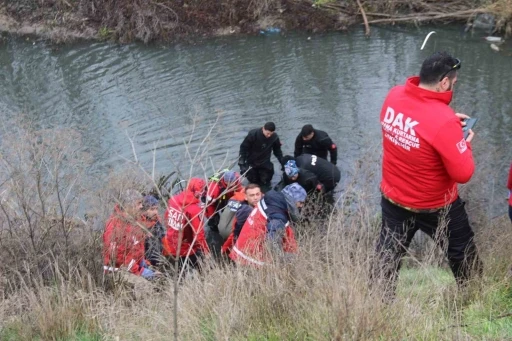 Arandığı yerden 2 kilometre &ouml;tede bulunan &ouml;ğretmenin cenazesi otopsi i&ccedil;in morga kaldırıldı
