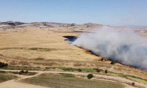 Arazi yangını etrafı k&uuml;le &ccedil;evirdi
