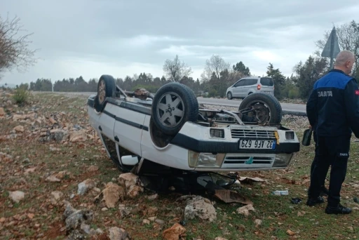 Araziye devrilen otomobilden yara almadan &ccedil;ıktılar
