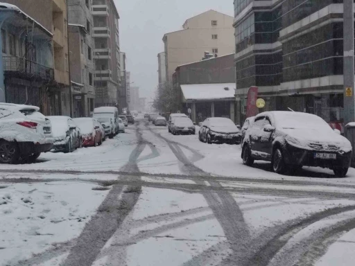 Ardahan&rsquo;a kış geri geldi
