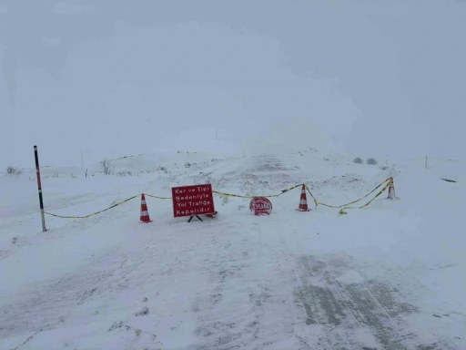 Ardahan-Ardanu&ccedil; kara yolu kar ve tipi nedeniyle ulaşıma kapatıldı
