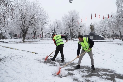 Ardahan’da belediyeden karla mücadele
