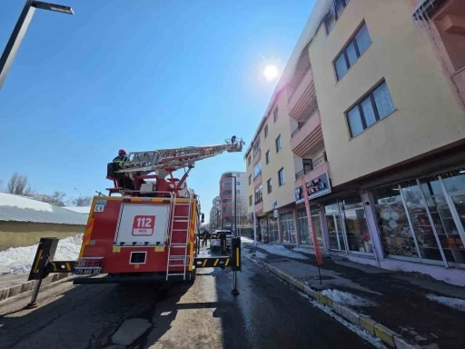 Ardahan&rsquo;da &ccedil;atılarda tehlike oluşturan buz sarkıtları temizleniyor

