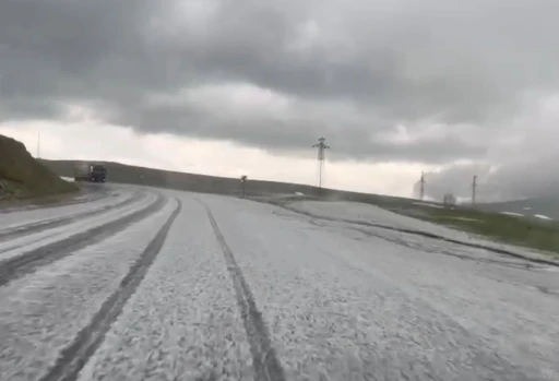 Ardahan&rsquo;da dolu yağışı yolu beyaza b&uuml;r&uuml;d&uuml;
