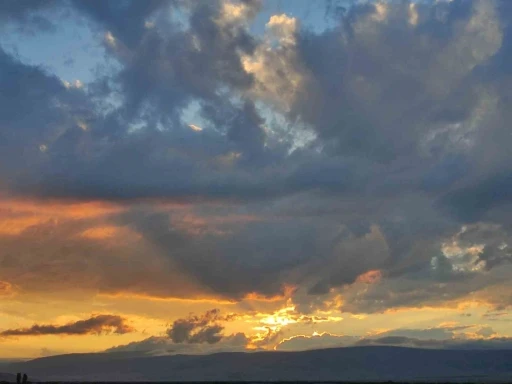 Ardahan’da gün doğumu gökyüzünü kızıla boyadı
