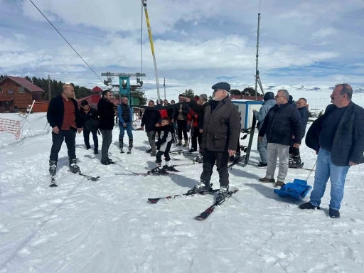 Ardahan&rsquo;da İl Genel Meclisi &uuml;yelerinin kayak keyfi
