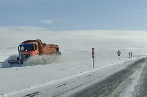 Ardahan&rsquo;da kar ve tipi ulaşımı aksatıyor
