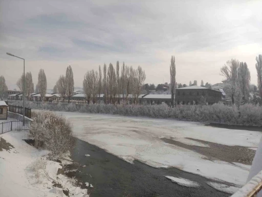 Ardahan&rsquo;da kar yerini soğuk havaya bıraktı
