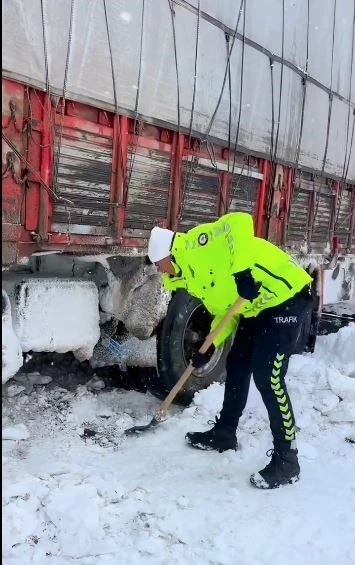 Ardahan&rsquo;da karda mahsur kalanlara polis desteği

