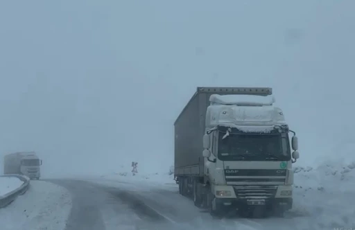 Ardahan&rsquo;da ulaşıma kar ve tipi engeli
