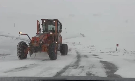 Ardahan&rsquo;ın y&uuml;ksek kesimlerinde kar ve tipi ulaşımı aksatıyor
