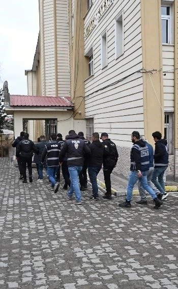 Ardahan merkezli 5 ilde "r&uuml;şvet ve g&ouml;revi k&ouml;t&uuml;ye kullanma" operasyonu: 7 kişi tutuklandı
