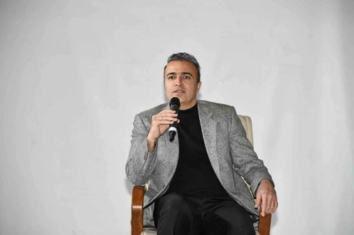 Ardahan Valisi Hayrettin &Ccedil;i&ccedil;ek, "Kariyer G&uuml;nleri" etkinliğinde &ouml;ğrencilerle bir araya geldi
