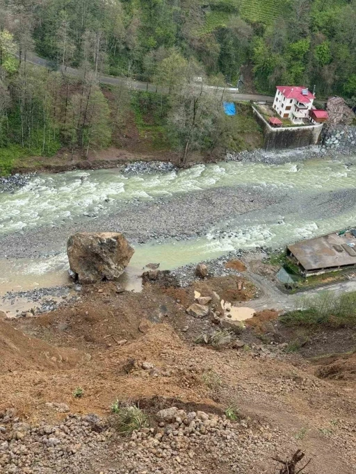 Ardeşen&rsquo;de korkutan heyelan
