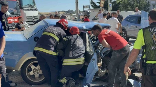 Ardı ardına şerit değiştiren s&uuml;r&uuml;c&uuml; kaza yaptı: 3 yaralı
