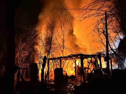 Ardiye yangını eve sı&ccedil;ramadan s&ouml;nd&uuml;r&uuml;ld&uuml;
