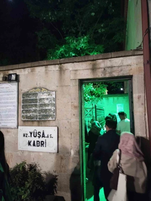 Arefe g&uuml;n&uuml; vatandaşlar Yuşa Tepesi&rsquo;ne akın etti

