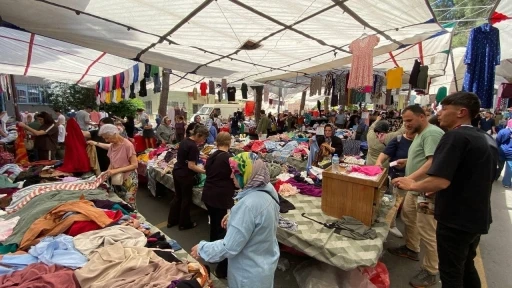 Arife g&uuml;n&uuml; pazarda bayramlık hareketliliği esnafın y&uuml;z&uuml;n&uuml; g&uuml;ld&uuml;rd&uuml;

