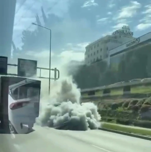 Arıza yapan araç trafiği dumana kattı
