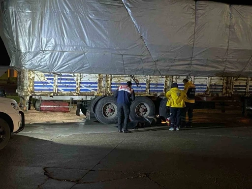 Arızalan tırı tamir etmek için altına girdi, lastiğin altında kalarak can verdi
