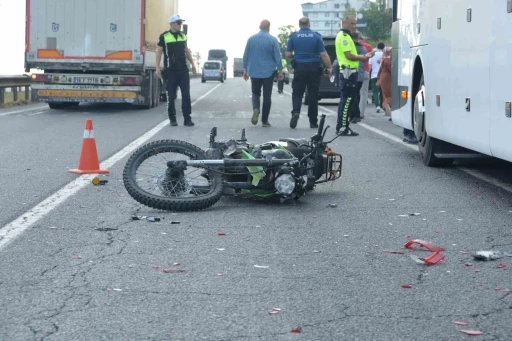 Arızalanan otob&uuml;se &ccedil;arpan motosiklet s&uuml;r&uuml;c&uuml;s&uuml;, otomobilin &ccedil;arpması sonucu can verdi
