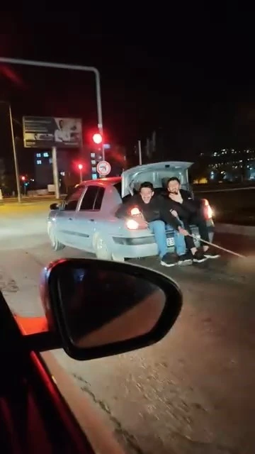 Arızalanan TOFAŞ’ı iple çektiler
