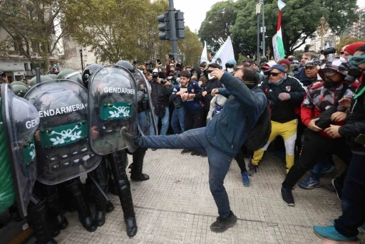 Arjantin’de emeklilerden &quot;maaş&quot; protestosu: Çok sayıda kişi yaralandı
