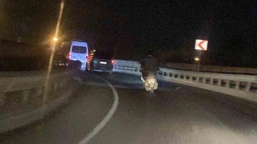 Arka ışıkları yanmayan motosikletli hem kendisini hem de trafiği tehlikeye düşürdü
