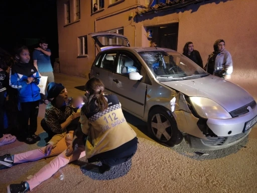 Arka koltukta oturan çocukların sorusuna cevap verdiği an kaza beraberinde geldi
